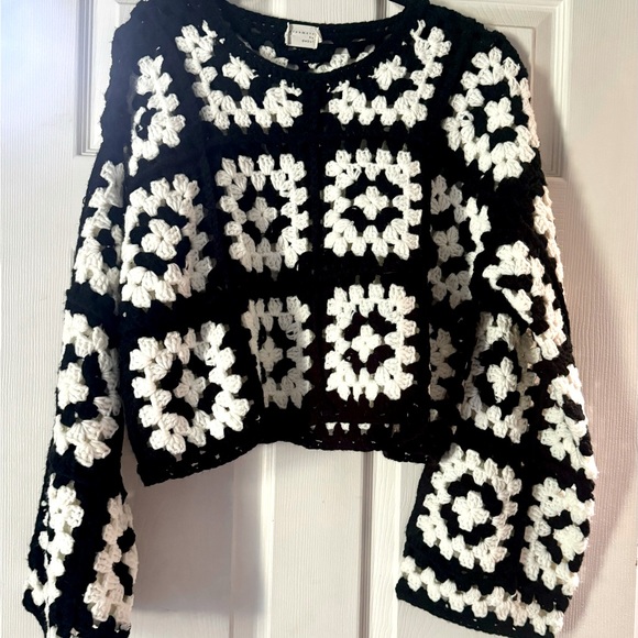 Crocheted sweater - Picture 2 of 3
